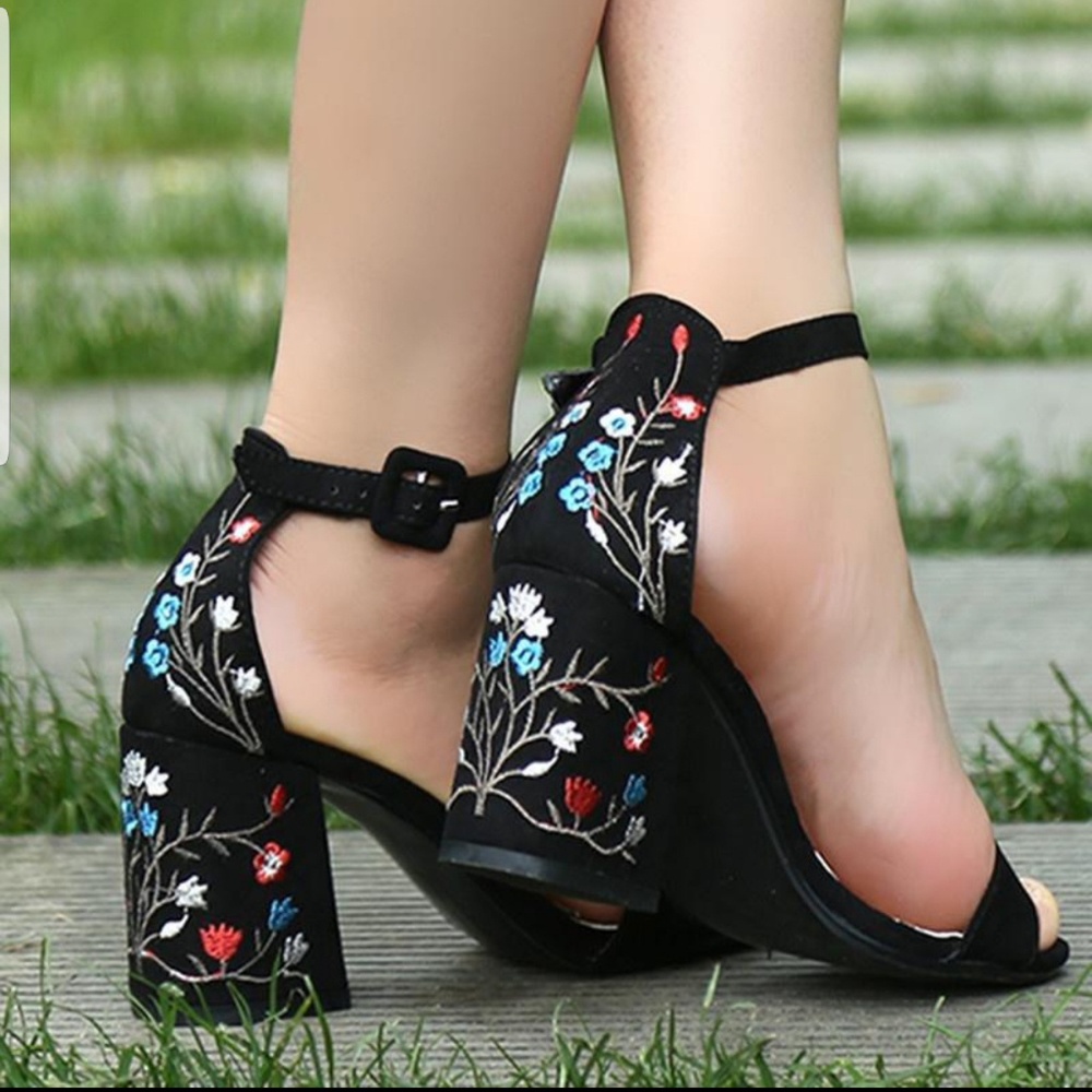 Womens embroidered fancy shoes (brand new)